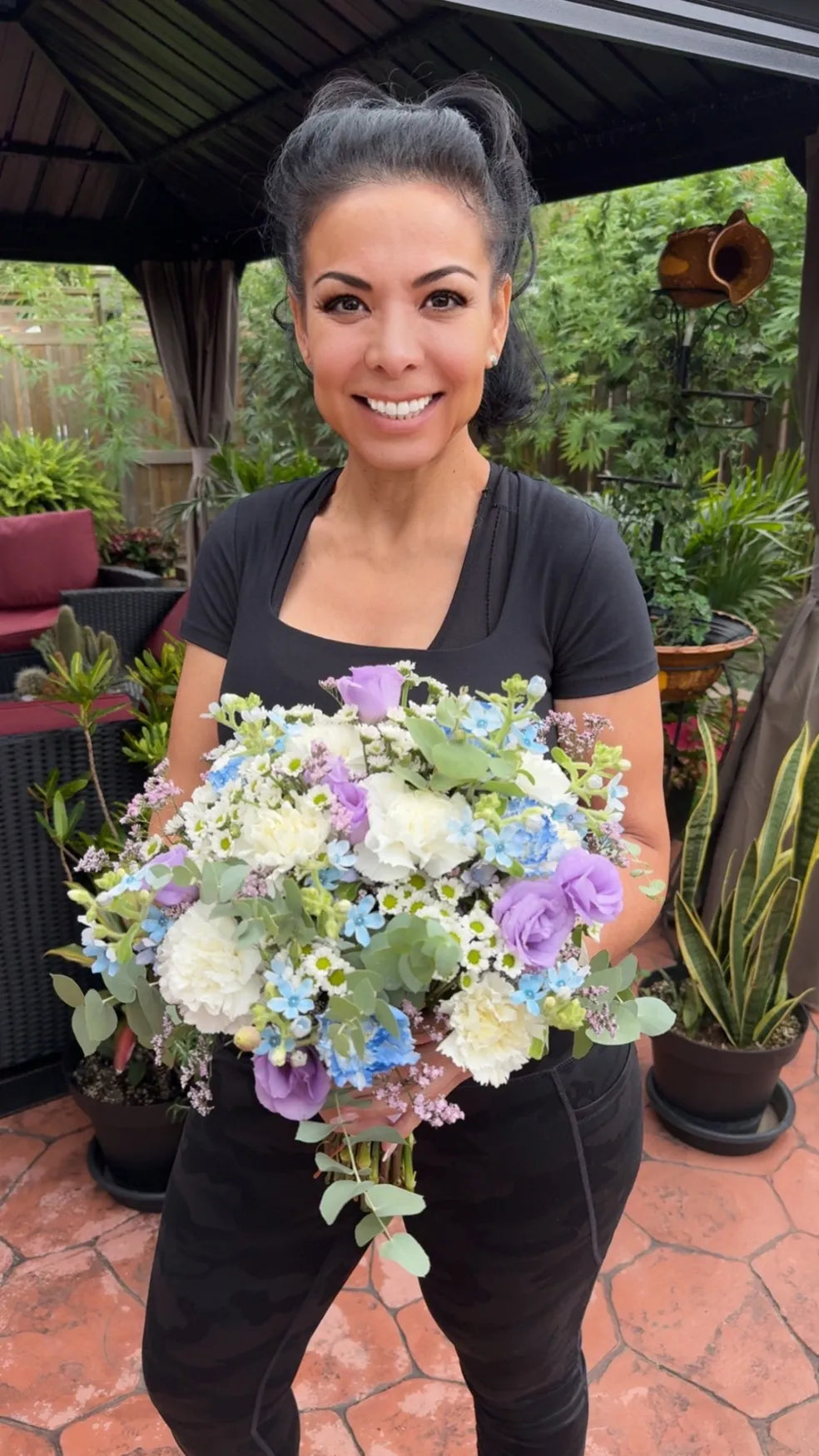 Flowers by Rey — wedding floral moment, photograph 011