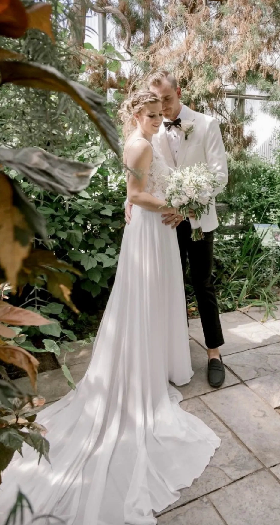 Flowers by Rey — wedding floral moment, photograph 014