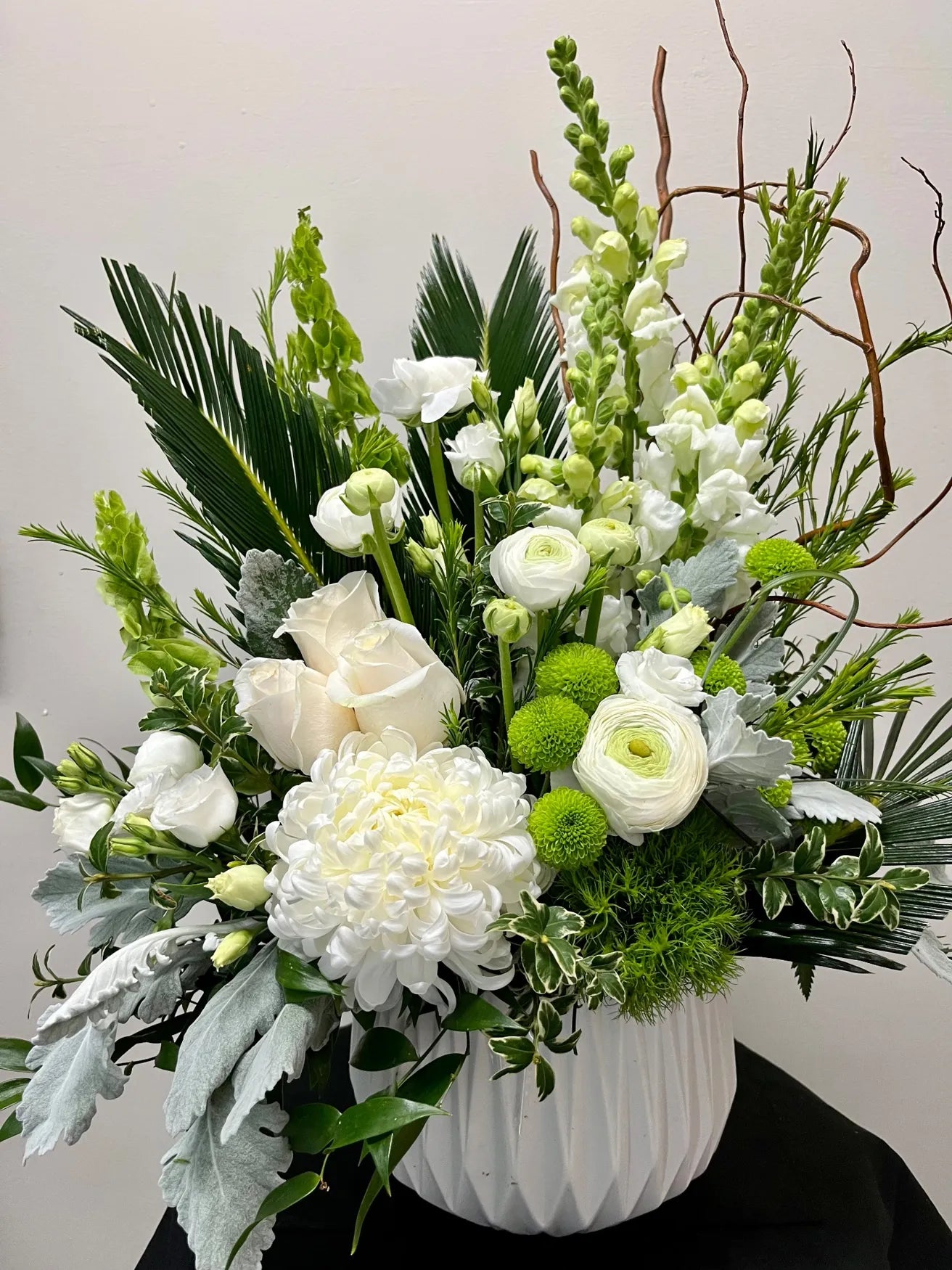 Flowers by Rey — floral centerpiece, photograph 030