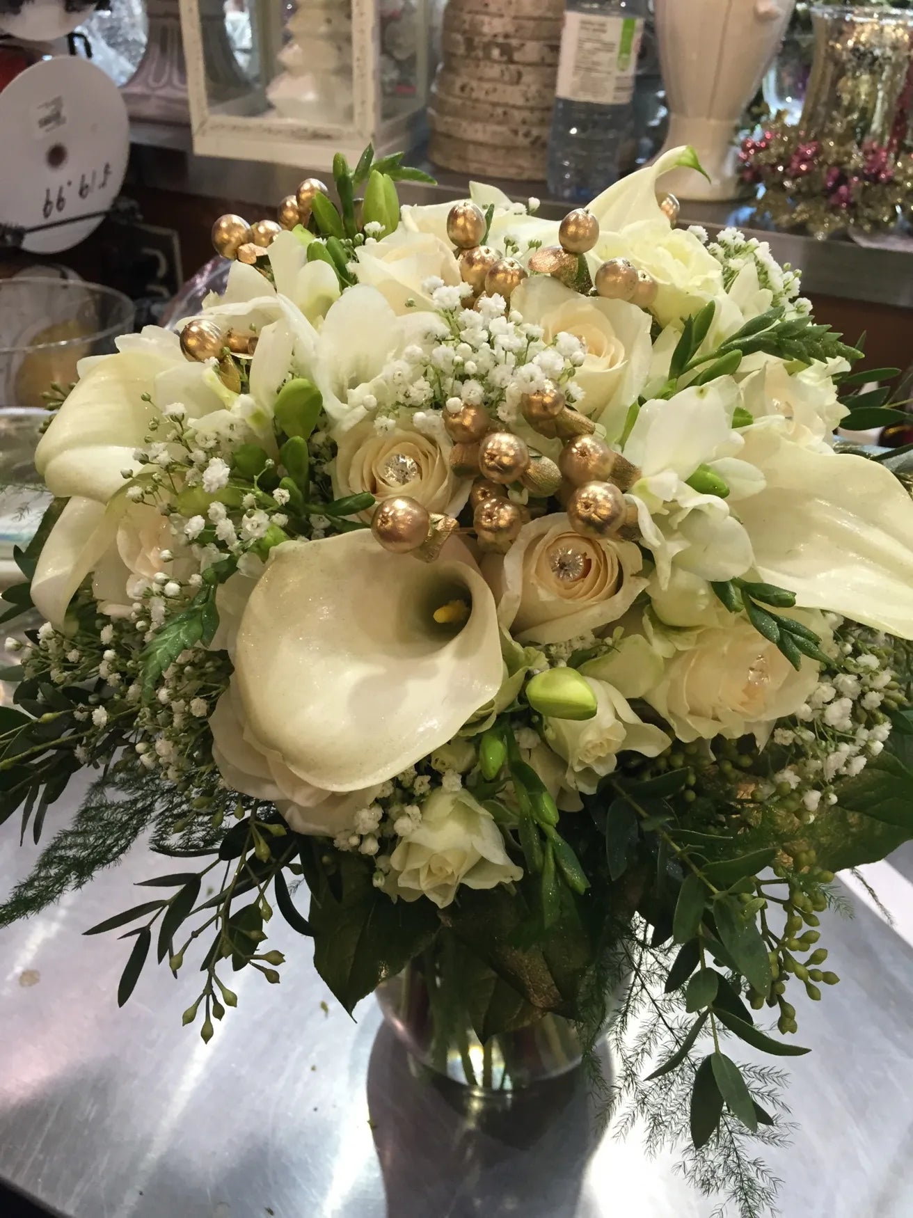 Flowers by Rey — floral centerpiece, photograph 060