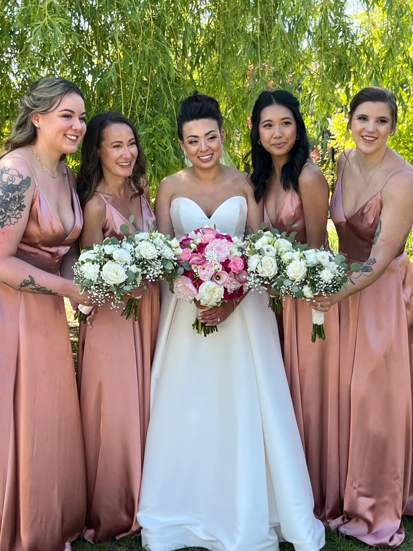 Flowers by Rey — wedding floral moment, photograph 092