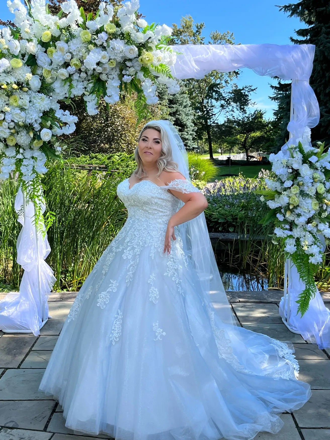 Flowers by Rey — wedding floral moment, photograph 095