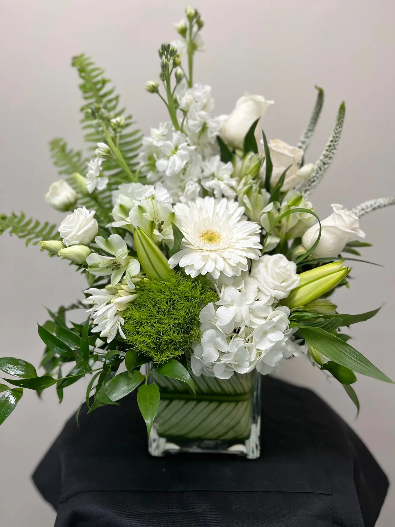Flowers by Rey — floral centerpiece, photograph 097