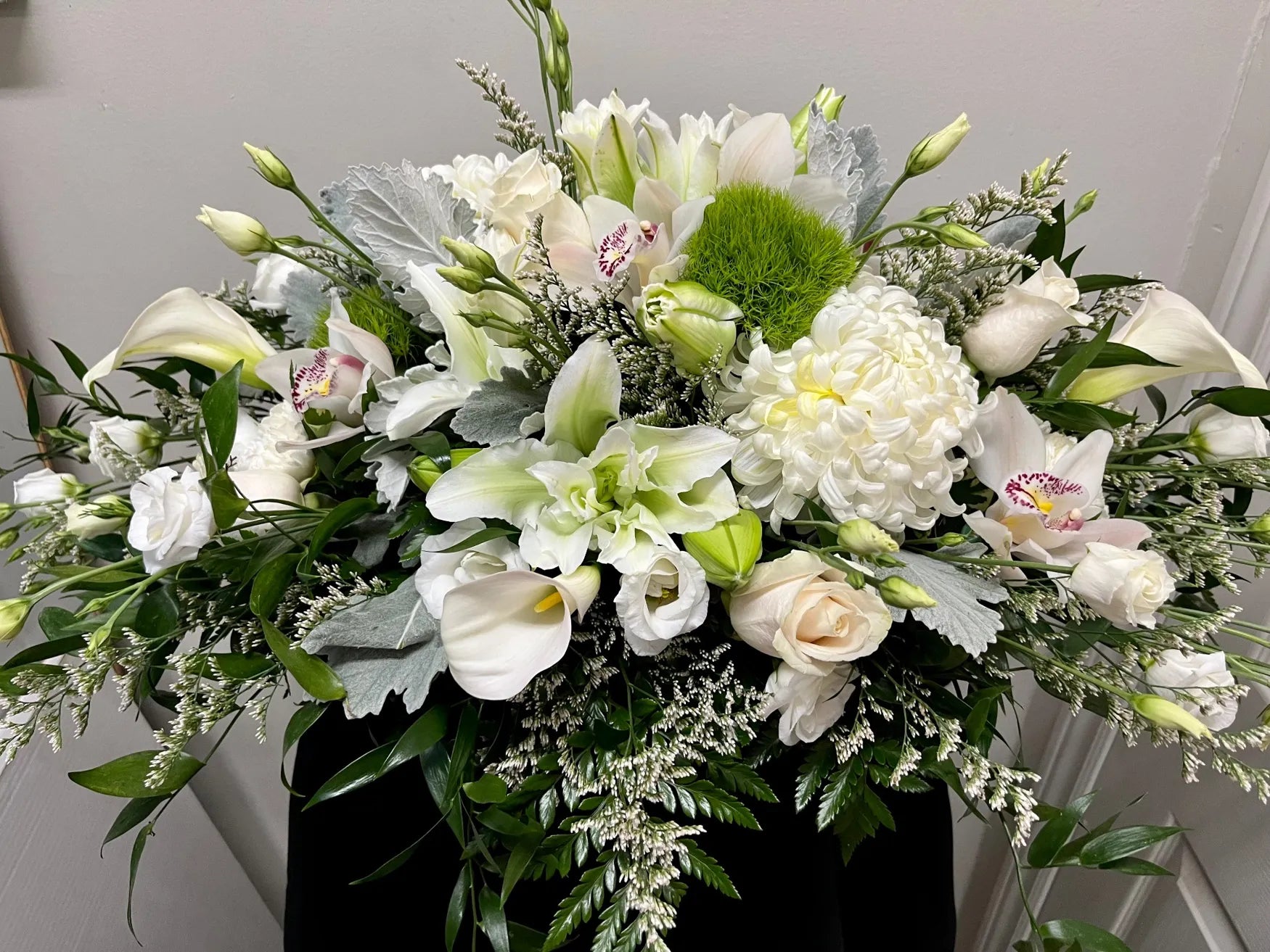 Flowers by Rey — floral centerpiece, photograph 084