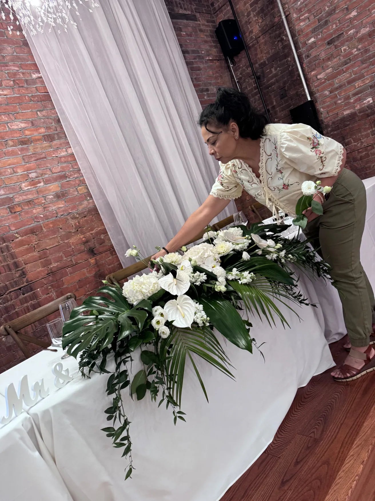 Flowers by Rey — wedding floral installation, photograph 111